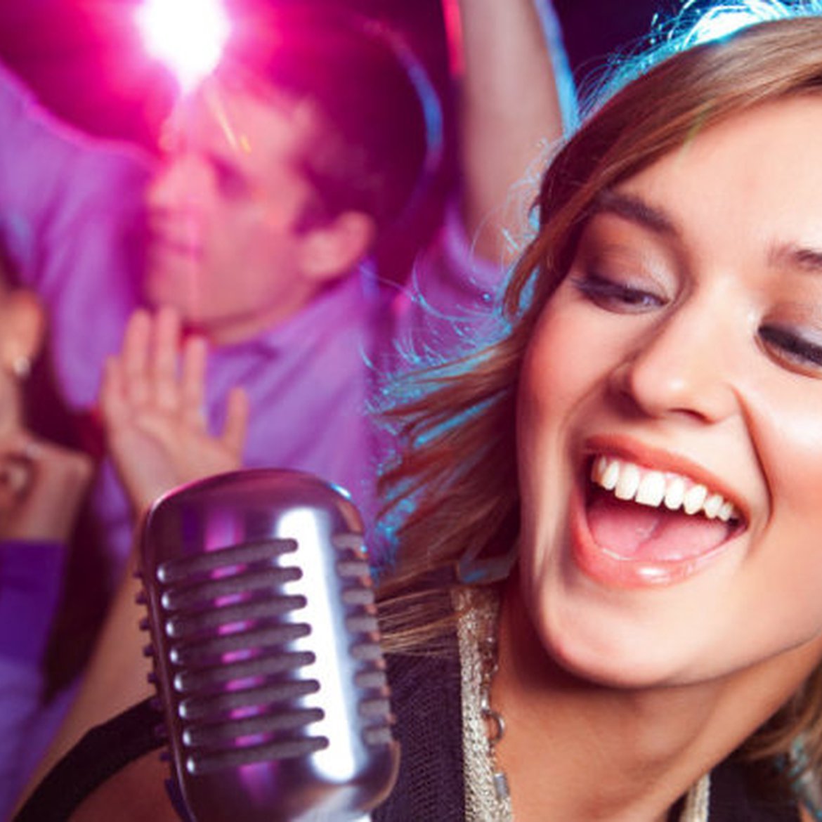 Karaoke im Einsatz - Frau singt in ein Mikrofon