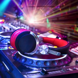 Soundanlagen und Lichttechnik die der Party DJ mitrbringen kann